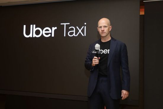 도미닉 테일러 우버 모빌리티 아태지역 총괄 대표가 26일 오전 서울 중구 롯데호텔에서 진행된 기자간담회에서 환영사를 하고 있다. 우버 제공