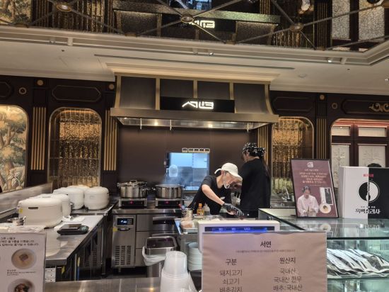 면요리 전문점 서연 매장 모습. 두건을 쓴 김도윤 셰프가 직접 요리를 하고 있다. 이민지 기자.