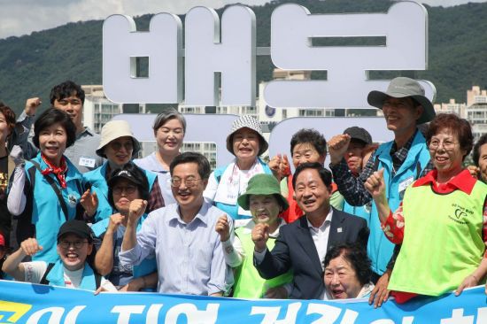 주광덕 남양주시장이 27일 김동연 경기도지사와 백봉지구 경기 동북부 공공의료원 예정부지를 방문한 후 기념촬영을 하고 있다. 남양주시 제공