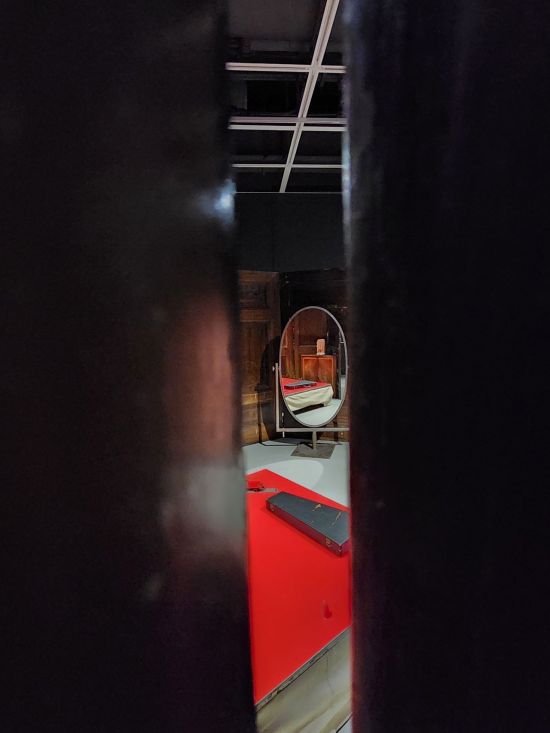 호암미술관 '루이즈 부르주아: 덧없고 영원한' 전시 작품. 부모의 잠자리를 몰래 엿보는 듯한 연출이 느껴진다. 부르주아 작가는 이를 통해 욕망과 트라우마, 사랑과 창조, 불안의 공존을 표현했다. 서믿음 기자