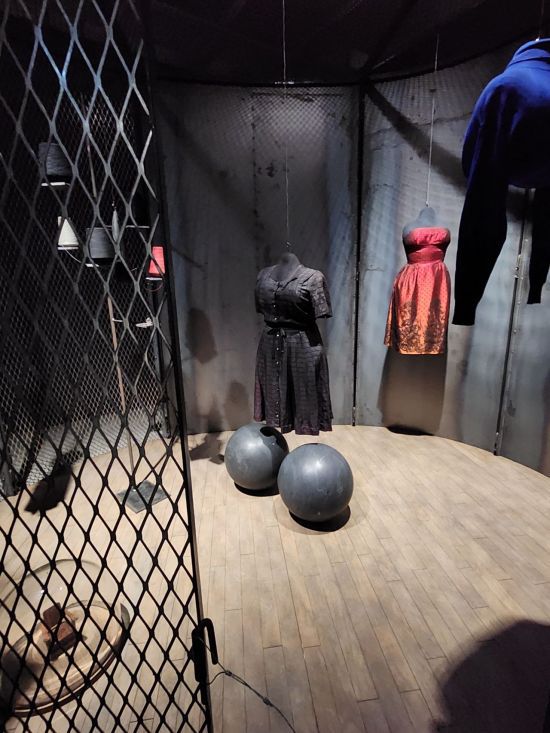 호암미술관 '루이즈 부르주아: 덧없고 영원한' 전시 작품. 검은 드레스와 아래 구체는 남근, 구체만 떼 놓고 보면 유방을 상징한다. 서믿음 기자