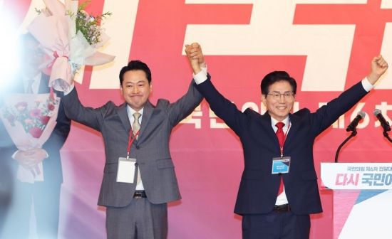 장동혁 국민의힘 신임 당 대표(왼쪽)가 26일 서울 여의도 국회도서관에서 열린 국민의힘 제6차 전당대회 결선에서 선출된 뒤 경쟁했던 김문수 후보와 함께 당원들을 향해 인사하고 있다. 국회사진기자단