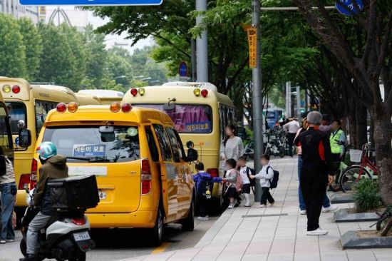 23일 서울 양천구 목동 학원가에서 영어유치원을 마친 어린이들이 하원 하고 있다. 강진형 기자