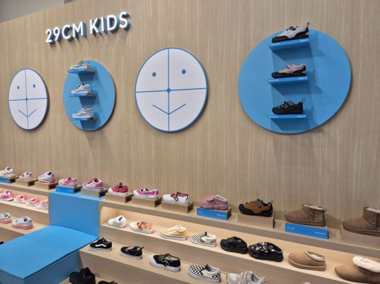 매장 안에는 유아용 신발 존도 따로 마련돼 있었다. 킨, 어그, 휠라, 반스 등 제품들이 진열돼 있다.