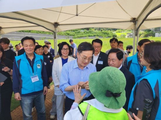 김동연 경기도지사와 주광덕 남양주시장, 최민희 국회 과학기술정보방송통신위원장이 27일 남양주 혁신형 공공의료원 예정 부지를 방문해 주민들과 이야기를 나누고 있다. 이종구 기자