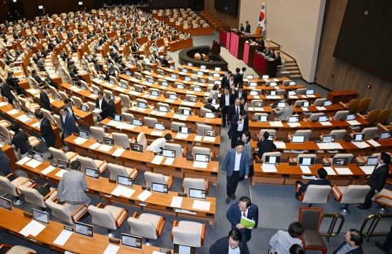 27일 국회 본회의에서 국가인권위원회 위원(이상현), 국가인권위원회 위원(우인식) 선출안이 부결되자 국민의힘 의원들이 항의하며 퇴장하고 있다. 2025.8.27 김현민 기자