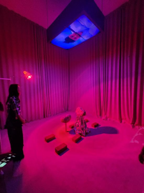 임영주 작가 전시장 전경. 관람객은 직접 누워볼 수 있다. 서믿음 기자