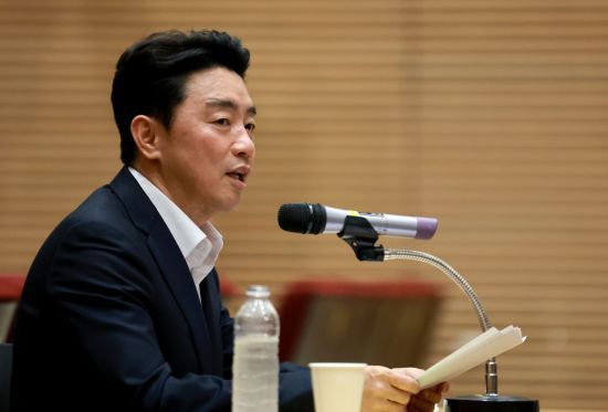 강훈식 대통령비서실장이 19일 서울 용산 대통령실 청사에서 기자간담회를 하고 있다. 연합뉴스