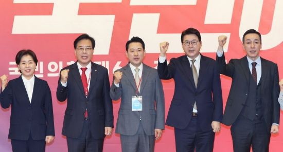 장동혁 국민의힘 신임 당 대표가 26일 서울 여의도 국회도서관에서 열린 국민의힘 제6차 전당대회 결선에서 선출된 뒤 송언석 비상대책위원장 겸 원내대표를 비롯한 당 지도부와 함께 파이팅 구호를 외치고 있다.  국회사진기자단