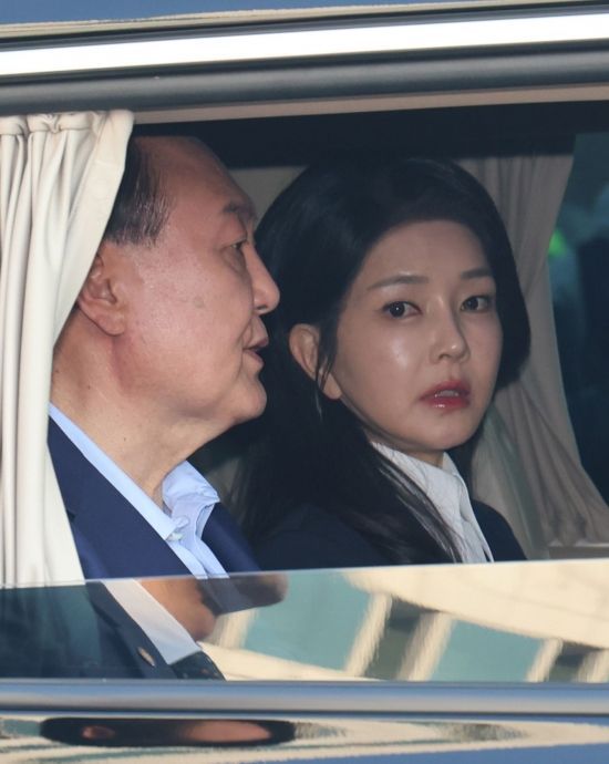 윤석열 전 대통령과 김건희 씨가 11일 서울 용산구 한남동 대통령 관저를 떠나는 차 안에서 이야기를 나누고 있다. 2025.04.11 윤동주 기자