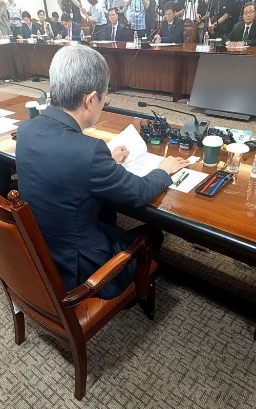 이찬진 금감원장은 28일 서울 중구 은행회관에서 열린 은행장과의 간담회에서 '준비된' 원고만 꺼낸 채 모두발언을 했다. 이 원장 맞은편 인사는 이은미 토스뱅크 행장(왼쪽부터), 황병우 iM뱅크 행장, 신학기 Sh수협은행장, 강태영 NH농협은행장, 이호성 하나은행장. 문채석 기자