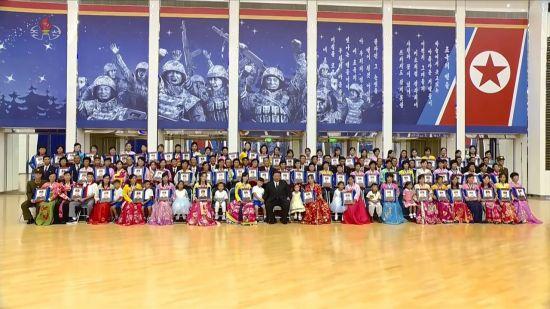 29일 북한 김정은 국무위원장이 러시아 파병 유족들과 기념사진을 찍고 있다. 조선중앙통신, 연합뉴스