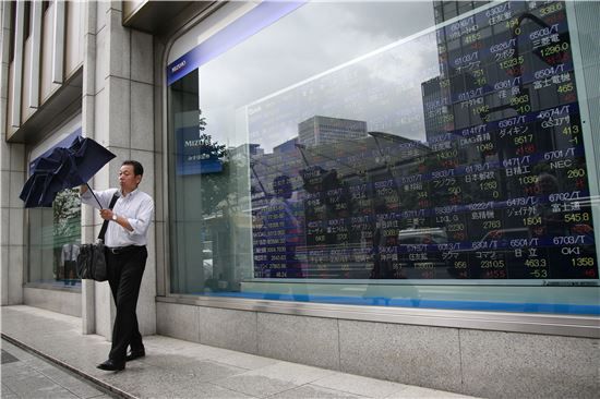 일본 도쿄에 위치한 주식 전광판에 닛케이225, 토픽스 등 여러 지수의 등락폭이 나타나 있다. AP연합뉴스