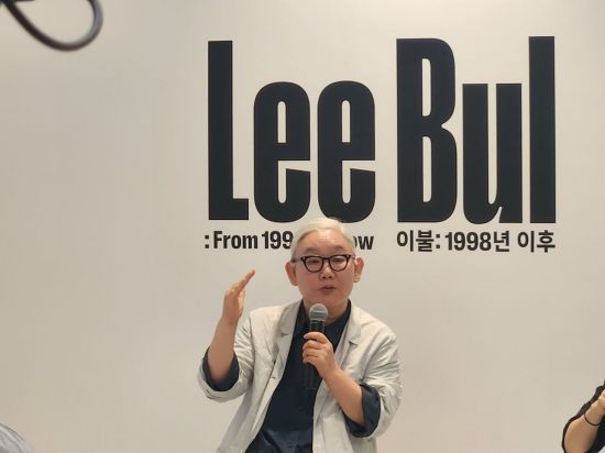 리움미술관에서 열린 서베이 전시 '이불: 1998년 이후' 기자간담회에서 이불 작가가 발언하고 있다. 서믿음 기자
