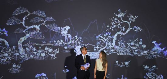 지난달 21일 서울 용산구 국립중앙박물관은 예방한 넷플릭스 애니메이션 '케이팝 데몬 헌터스'의 메기 강 감독(오른쪽)이 유홍준 관장과 함께 디지털 실감영상관에서 영상을 감상하고 있다. 연합뉴스