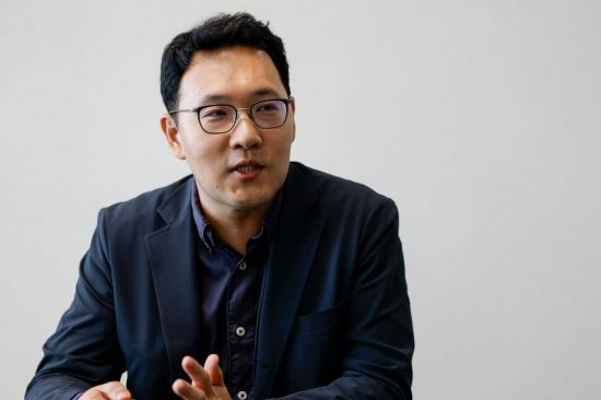 김규남 네이버웹툰 최고위험관리책임자가 25일 경기 성남 네이버 그린팩토리에서 인터뷰 하고 있다. 강진형 기자