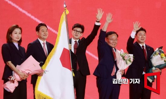 지난해 7월 당시 한동훈 국민의힘 당 대표 당선자가 장동혁 최고위원과 함께 당기를 들고 기념촬영 하고 있다. 김현민 기자