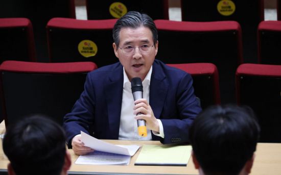 김용범 정책실장이 지난 8월 20일 용산 대통령실에서 기자간담회를 하고 있다. 연합뉴스