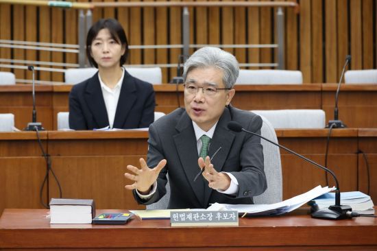 김상환 헌법재판소장이 지난 7월 21일 서울 여의도 국회에서 열린 인사청문회에서 질의에 답변하고 있다. 연합뉴스