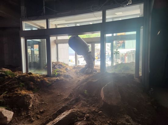 아트선재센터에서 열린 '아드리안 비야르 로하스: 적군의 언어' 설치 전경, 전시장 입구를 흙으로 막아버렸다. 서믿음 기자