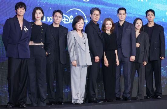 2일 서울 종로구 포시즌스호텔에서 열린 디즈니+ 오리지널 시리즈 '북극성' 제작발표회에서 배우들이 포즈를 취하고 있다. 왼쪽부터 강동원, 전지현, 오정세, 김해숙, 유재명, 이미숙, 박해준, 이상희, 주종혁. 연합뉴스