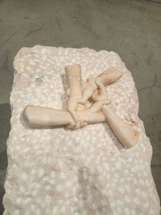 부르주아와 고로보이의 포개어진 손을 형상화한 조각 작품 'Untitled(No.5)'(1998). 사람과 사람이 연결성이 영원히 지속되기를 바라는 마음을 담고 있다. 서믿음 기자