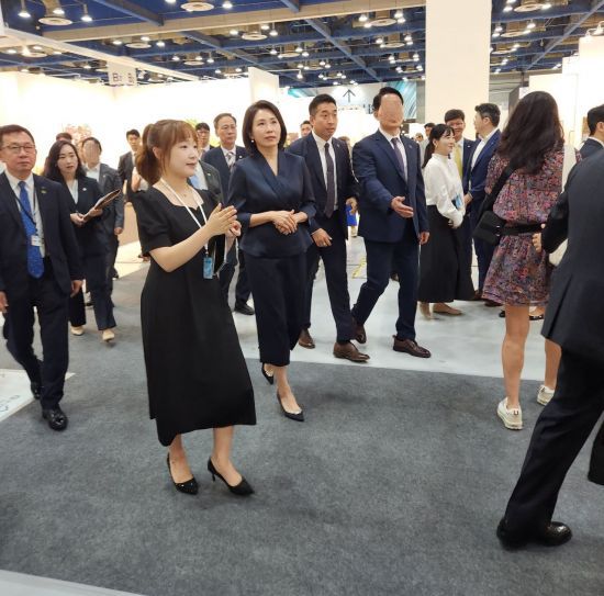 영부인 김혜경 여사가 키아프 서울 2025 전시장을 둘러보고 있다. 서믿음 기자