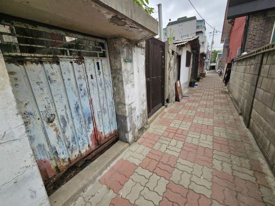 인천 미추홀구 일대  빈집들이 늘어선 골목길 모습. 한낮에도 을씨년쓰런 분위기를 풍기고 있다. 2025.05.22 윤동주 기자