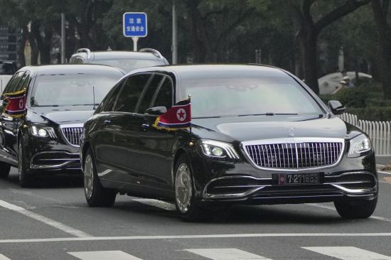 김정은 북한 국무위원장이 중국 전승절 열병식 참석차 중국 베이징에 도착한 것으로 알려진 가운데 2일 인공기를 단 차량 행렬이 베이징 시내를 지나고 있다. 7·271953 번호판이 눈길을 끈다. 연합뉴스