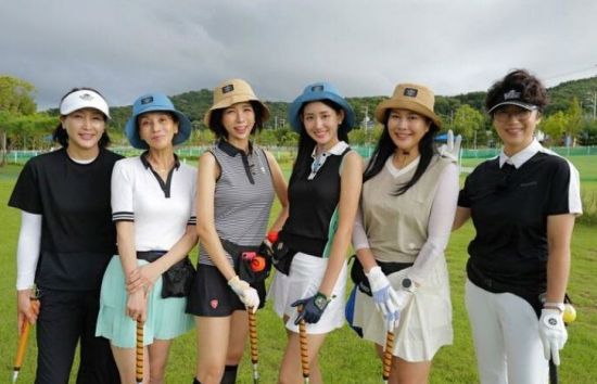 연습을 마치고 포즈를 취한 미스코리아 파크골프단. 왼쪽부터 임송희 코치, 권민중, 김수현, 이서현, 김인영, 윤성현 감독. 한스타미디어