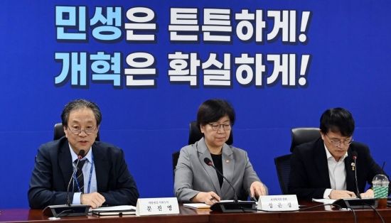 문진영 대통령실 사회수석이 4일 국회 의원회관에서 열린 보건복지관련 당·정·대 협의회의에서 발언하고 있다. 2025.9.4 김현민 기자