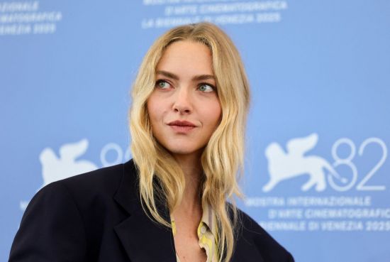 배우 아만다 사이프리드가 2025년 9월 1일 이탈리아 베니스에서 열린 제82회 베니스 영화제 경쟁 부문 영화 "앤 리의 증언" 포토콜에서 포즈를 취하고 있다. 로이터연합뉴스