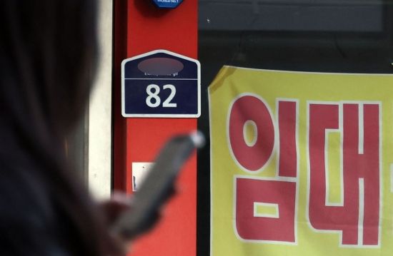 서울 신촌의 한 상가밀집지역에 빈점포들이 즐비하다. 조용준 기자