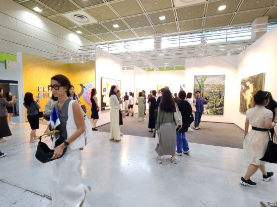 3일 서울 삼성동 코엑스에서 개막한 프리즈 서울 2025 전시장 내부 전경. 서믿음 기자