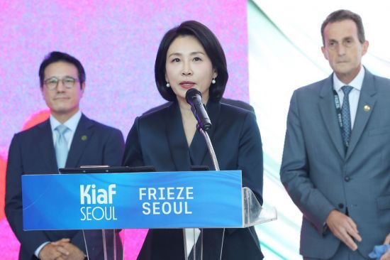 이재명 대통령의 부인 김혜경 여사가 3일 서울 강남구 코엑스에서 열린 프리즈 서울ㆍ키아프 서울 개막식에서 축사를 하고 있다. 연합뉴스