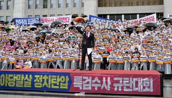 송언석 국민의힘 원내대표가 4일 국회 본청 계단에서 열린 야당말살 정치탄압 특검수사 규탄대회에서 발언하고 있다. 2025.9.4 김현민 기자