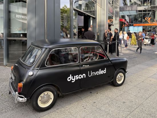 다이슨 창업자 겸 수석 엔지니어 제임스 다이슨 경은 4일(현지시간) 오후 독일 베를린 시내에 위치한 다이슨 데모 전시장에서 전세계 소수의 미디어를 대상으로 프라이빗 간담회를 열고 신제품 11종을 직접 공개했다. 그가 등장 과정을 연출한 BMW 미니 빈티지 모델. 장희준 기자