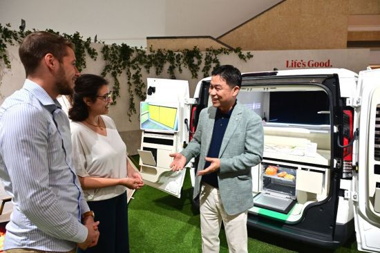 류재철 LG전자 HS사업본부장이 IFA 2025 LG전자 부스에서  AI홈 허브 ‘씽큐 온’과 가전들이 서로 연결되며 고객의 일상을 업그레이드 하는 'LG AI홈'을 설명하고 있다. LG전자