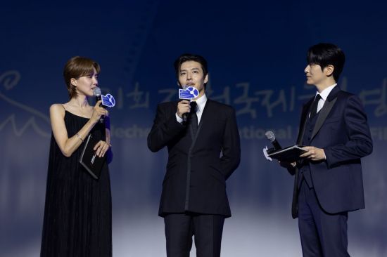 사회자 장도연 이준혁과 홍보대사 강하늘이 4일 오후 충북 제천시 제천비행장 돔 특설무대에서 열린 제21회 제천국제음악영화제 개막식에서 장항준 집행위원장에 대해 이야기 나누고 있다. 사진제공=제천국제음악영화제