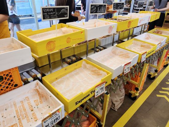 1일 'ETF 베이커리' 팝업스토어 내부 모습. 바게트 등을 비롯한 인기 제품이 빠르게 동난 모습이다. 허미담 기자 damdam@