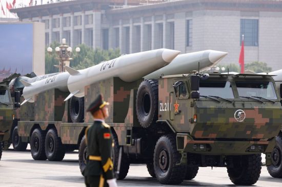 3일(현지시간) 중국 베이징 천안문 광장에서 열린 전승절 80주년 기념 열병식에서 공개된 일명 '항공모함 킬러'라 불리는 대함 극초음속 미사일 잉지(YJ)-21의 모습. 로이터연합뉴스