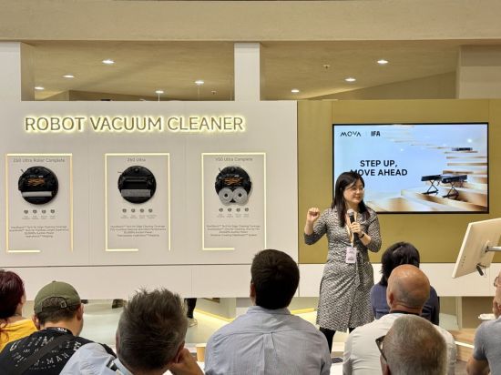 5일(현지시간) IFA 2025 전시회에서 중국 가전업체 모바(Mova)가 로봇청소기에 적용된 신기술을 소개하고 있다. 모바는 크로아티아 대표팀 주장 루카 모드리치를 브랜드 앰버서더로 앞세웠다. 장희준 기자