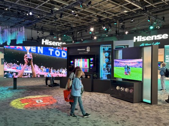 중국 가전업체 하이센스(Hisense)가 5일(현지시간) IFA 2025에 전시된 TV 신제품을 통해 축구 경기를 송출하고 있다. 하이센스는 올해 피파(FIFA) 클럽 월드컵의 글로벌 파트너로 대회를 후원한 바 있다. 장희준 기자
