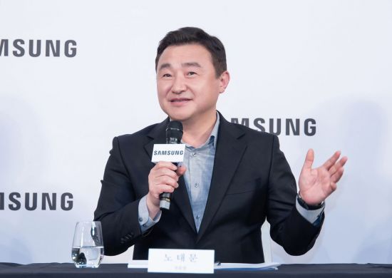 노태문 삼성전자 DX부문장(사장)이 지난 4일(현지시간) 베를린 시내에서 국내 언론과의 간담회를 갖고 '인공지능 기반 기업(AI-driven company)'으로 전환하겠다는 전략을 밝히고 있다. 삼성전자