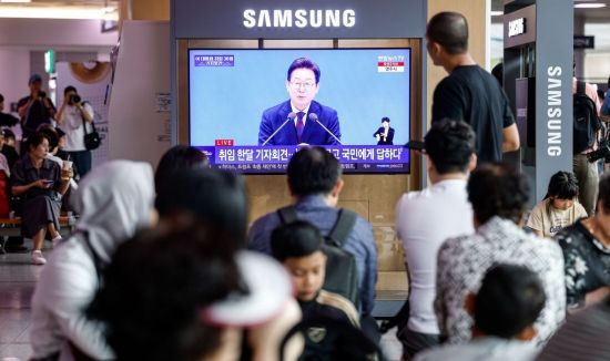 지난 7월3일 서울 중구 서울역 대합실에서 시민들이 이재명 대통령 취임 30일 기자회견을 보고 있다. 2025.7.3. 강진형 기자
