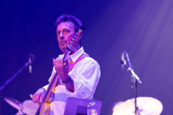 에릭 세라 감독이 6일 충북 제천예술의전당에서 진행된 첫 내한 콘서트에서 베이스를 연주하고 있다. 사진제공=제천국제음악영화제