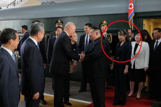 김정은 북한 국무위원장과 딸 주애(붉은 원)가 지난 2일 오후 4시 중국 베이징에 도착하고 있다. 조선중앙통신연합뉴스