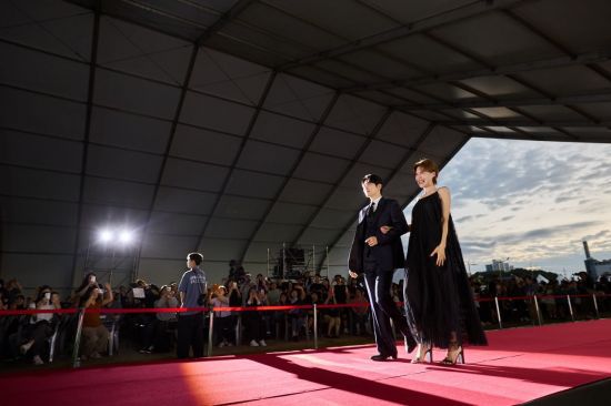 이준혁, 장도연이 4일 충북 제천비행장에서 열린 제21회 제천국제음악영화제 개막식 레드카펫 행사에 입장하고 있다. 사진제공=제천국제음악영화제