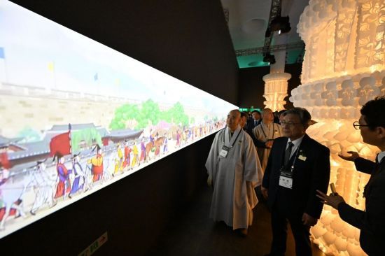 허민 국가유산청장이 지난달 22일 서울 동대문디자인플라자 뮤지엄에서 열린 국가유산 디지털 특별전 '헤리티지: 더 퓨처 판타지' 특별전에서 '조선왕실 행차 풍경' 미디어아트를 살펴보고 있다. 연합뉴스