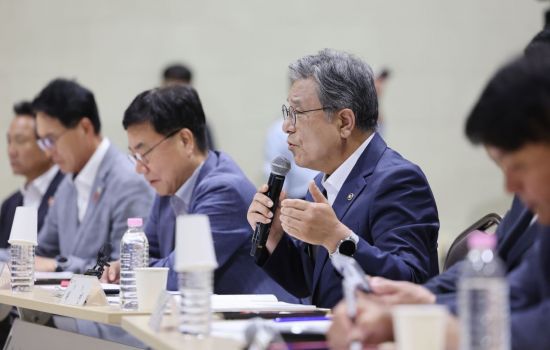 지난달 1일 울산시 울주군 삼남읍 울산전시컨벤션센터에서 열린 타운홀 미팅 '반구천의 암각화, 울산의 소리를 듣다'에 참석한 허민 국가유산청장이 시민 의견을 듣고 답변하고 있다 연합뉴스